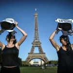 In pictures: Mahira Khan stuns in blue gown at Dubai awards, clinches Artist in Fashion honour