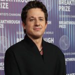 Kelly Clarkson plans special holidays for kids after father's death